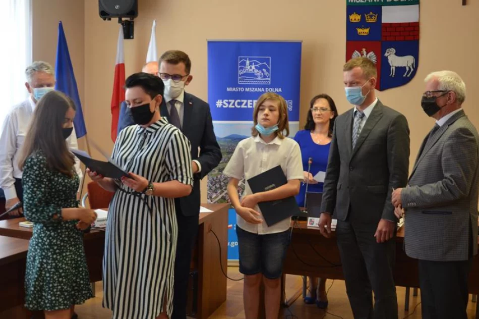 Uczniowie nagrodzeni za dokonania - zdjęcie 13