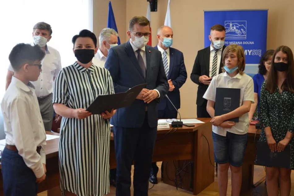 Uczniowie nagrodzeni za dokonania - zdjęcie 17