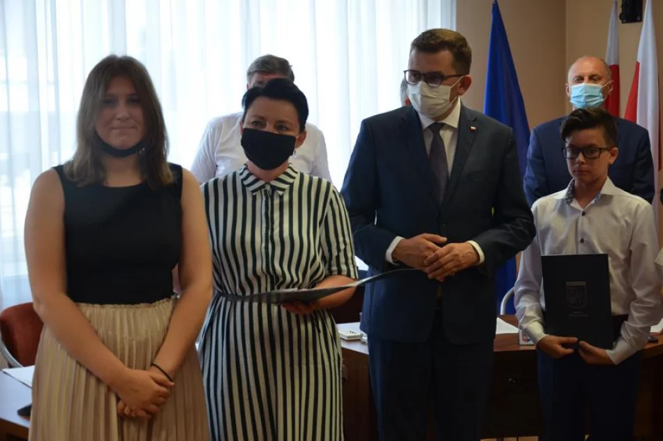 Uczniowie nagrodzeni za dokonania - zdjęcie 18