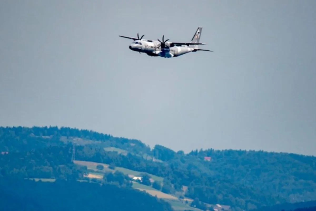 Rekonstrukcja i podniebne pokazy na 77. rocznicę