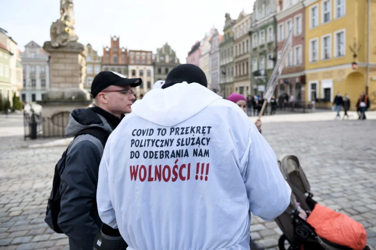 Polacy nie boją się zakażenia koronawirusem? Są wyniki sondażu