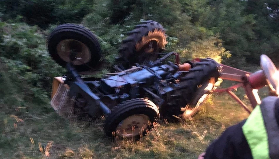 41-latek doprowadził do wywrócenia ciągnika, trafił do szpitala - zdjęcie 1