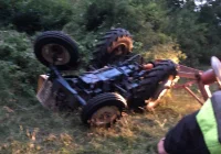 41-latek doprowadził do wywrócenia ciągnika, trafił do szpitala - zdjęcie główne