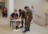 Młodzież z limanowskiego „Strzelca” pomaga w działalności Powszechnego Punktu Szczepień przeciw Covid-19 w LDK - zdjęcie główne