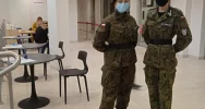 Młodzież z limanowskiego „Strzelca” pomaga w działalności Powszechnego Punktu Szczepień przeciw Covid-19 w LDK - zdjęcie 2