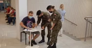 Młodzież z limanowskiego „Strzelca” pomaga w działalności Powszechnego Punktu Szczepień przeciw Covid-19 w LDK - zdjęcie 3