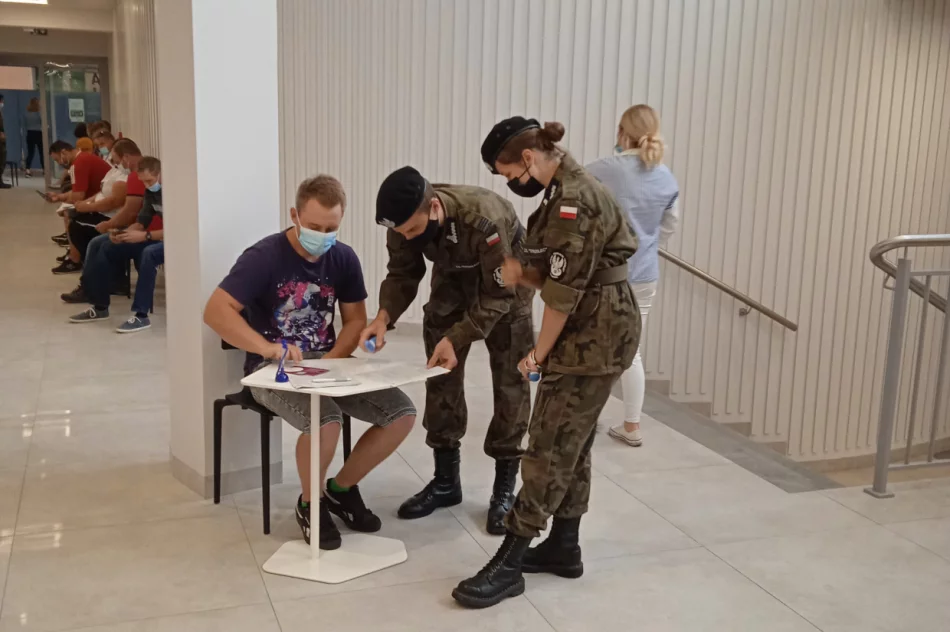 Młodzież z limanowskiego „Strzelca” pomaga w działalności Powszechnego Punktu Szczepień przeciw Covid-19 w LDK - zdjęcie 3