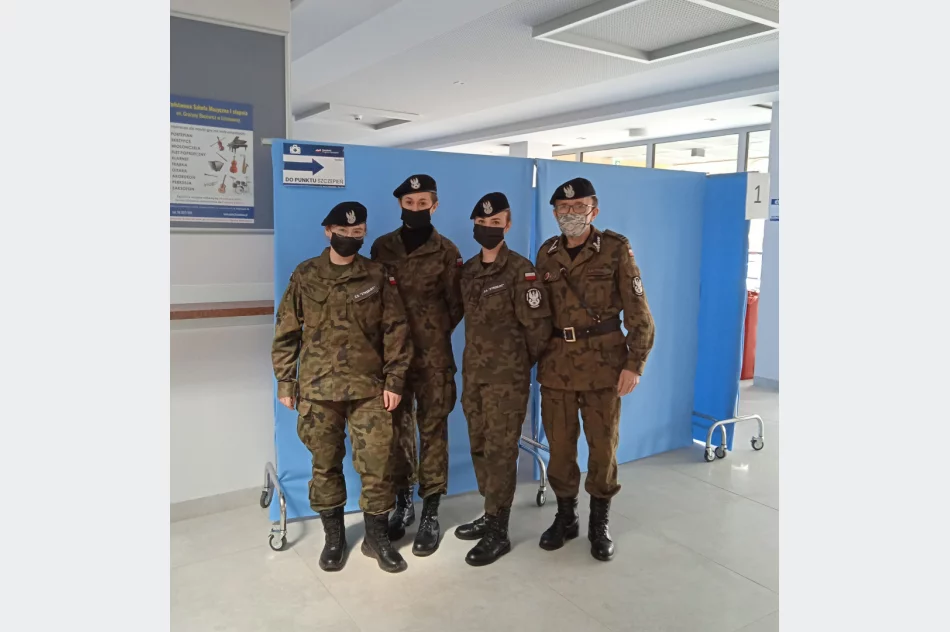 Młodzież z limanowskiego „Strzelca” pomaga w działalności Powszechnego Punktu Szczepień przeciw Covid-19 w LDK - zdjęcie 4