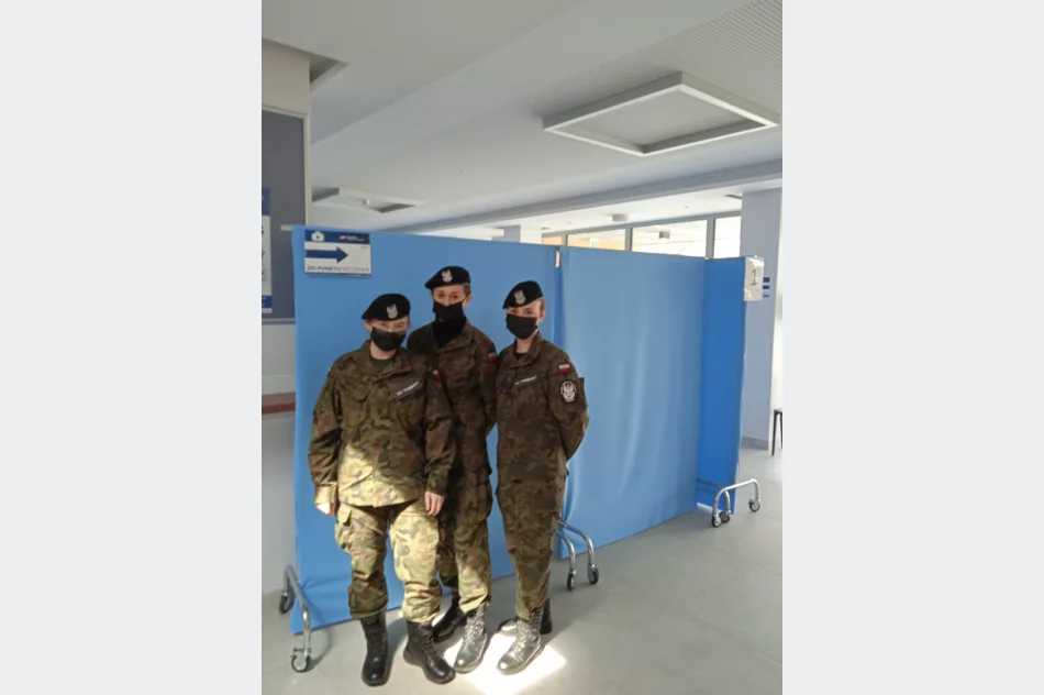 Młodzież z limanowskiego „Strzelca” pomaga w działalności Powszechnego Punktu Szczepień przeciw Covid-19 w LDK - zdjęcie 5