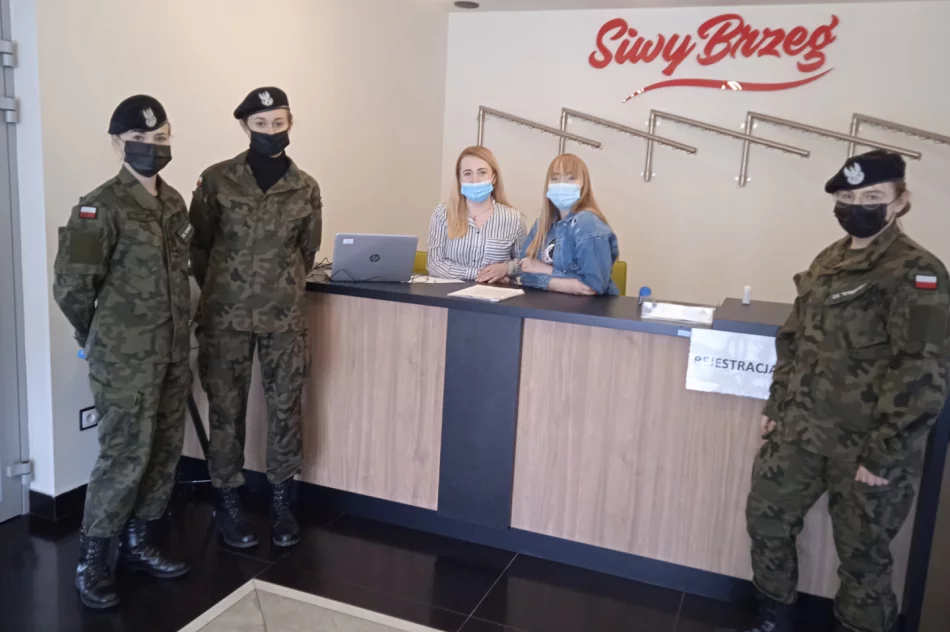 Młodzież z limanowskiego „Strzelca” pomaga w działalności Powszechnego Punktu Szczepień przeciw Covid-19 w LDK - zdjęcie 6