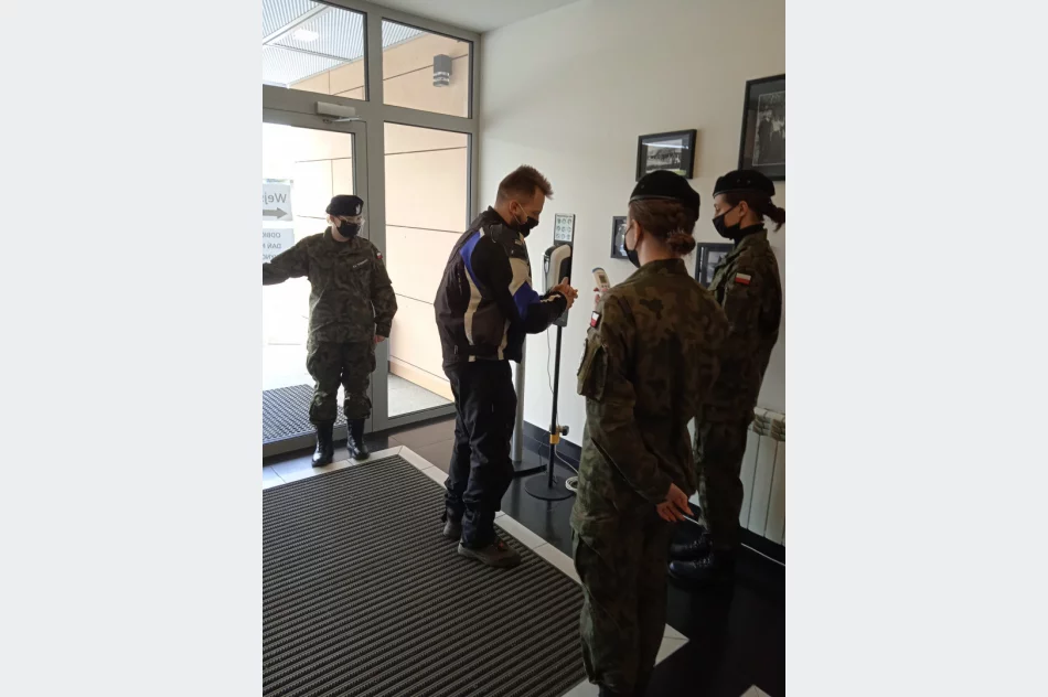 Młodzież z limanowskiego „Strzelca” pomaga w działalności Powszechnego Punktu Szczepień przeciw Covid-19 w LDK - zdjęcie 7