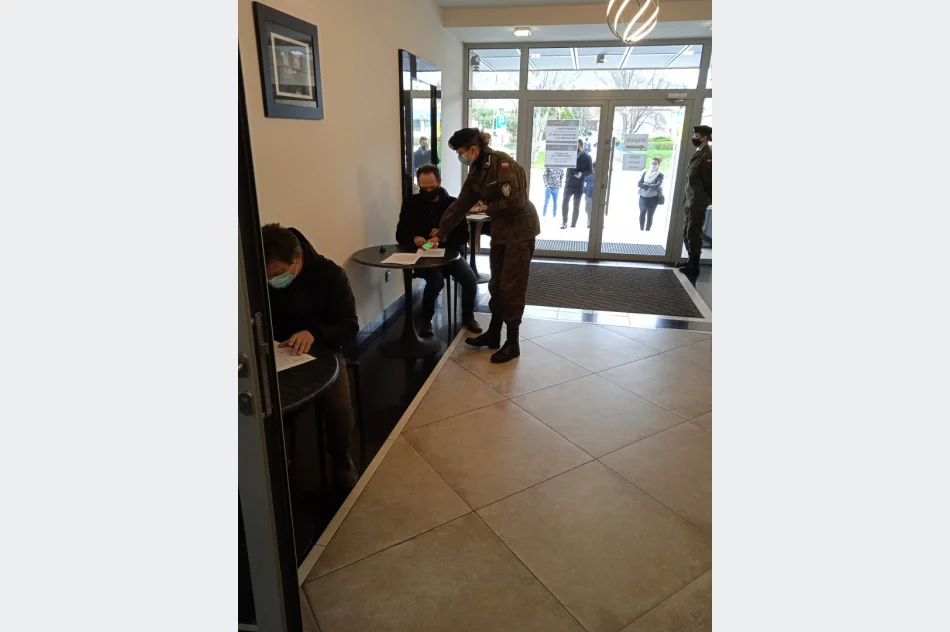 Młodzież z limanowskiego „Strzelca” pomaga w działalności Powszechnego Punktu Szczepień przeciw Covid-19 w LDK - zdjęcie 8