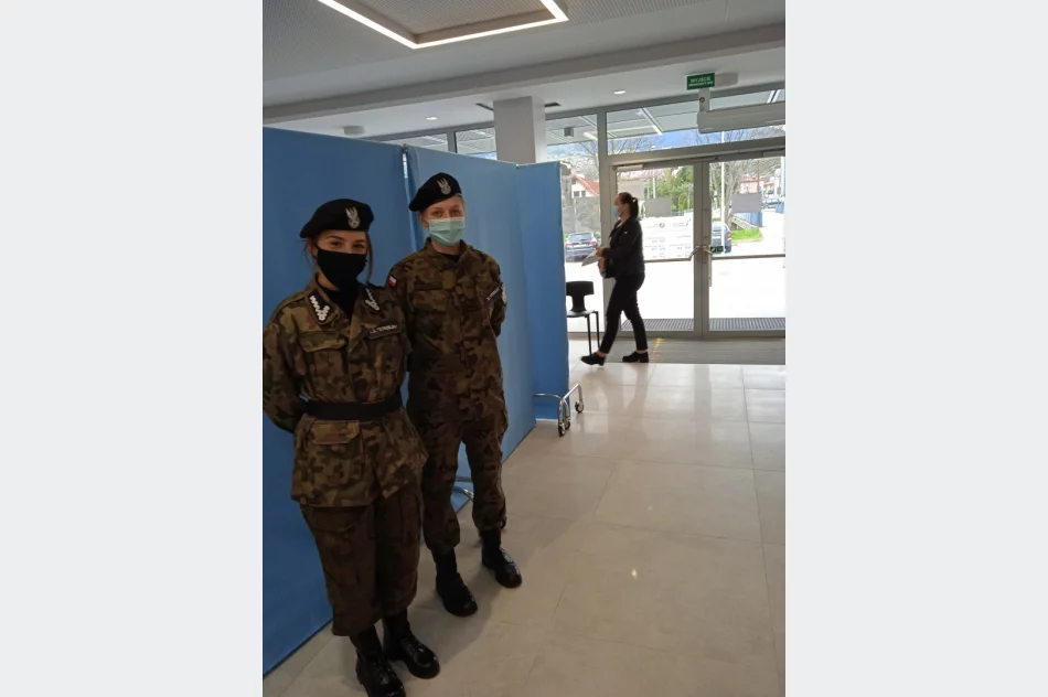 Młodzież z limanowskiego „Strzelca” pomaga w działalności Powszechnego Punktu Szczepień przeciw Covid-19 w LDK - zdjęcie 10