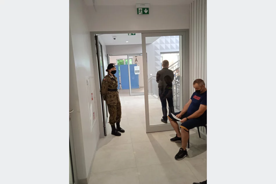 Młodzież z limanowskiego „Strzelca” pomaga w działalności Powszechnego Punktu Szczepień przeciw Covid-19 w LDK - zdjęcie 11