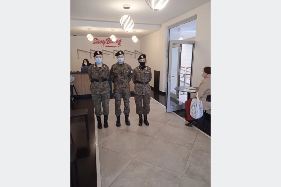 Młodzież z limanowskiego „Strzelca” pomaga w działalności Powszechnego Punktu Szczepień przeciw Covid-19 w LDK - zdjęcie 12