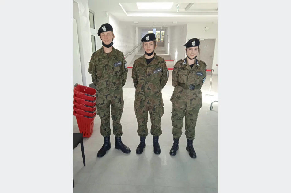 Młodzież z limanowskiego „Strzelca” pomaga w działalności Powszechnego Punktu Szczepień przeciw Covid-19 w LDK - zdjęcie 13