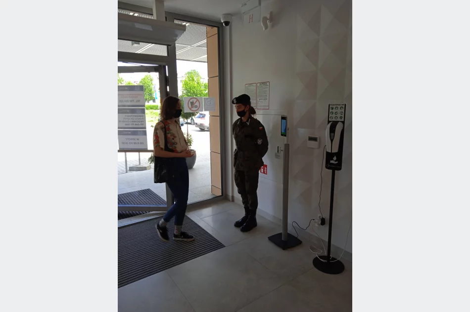 Młodzież z limanowskiego „Strzelca” pomaga w działalności Powszechnego Punktu Szczepień przeciw Covid-19 w LDK - zdjęcie 14