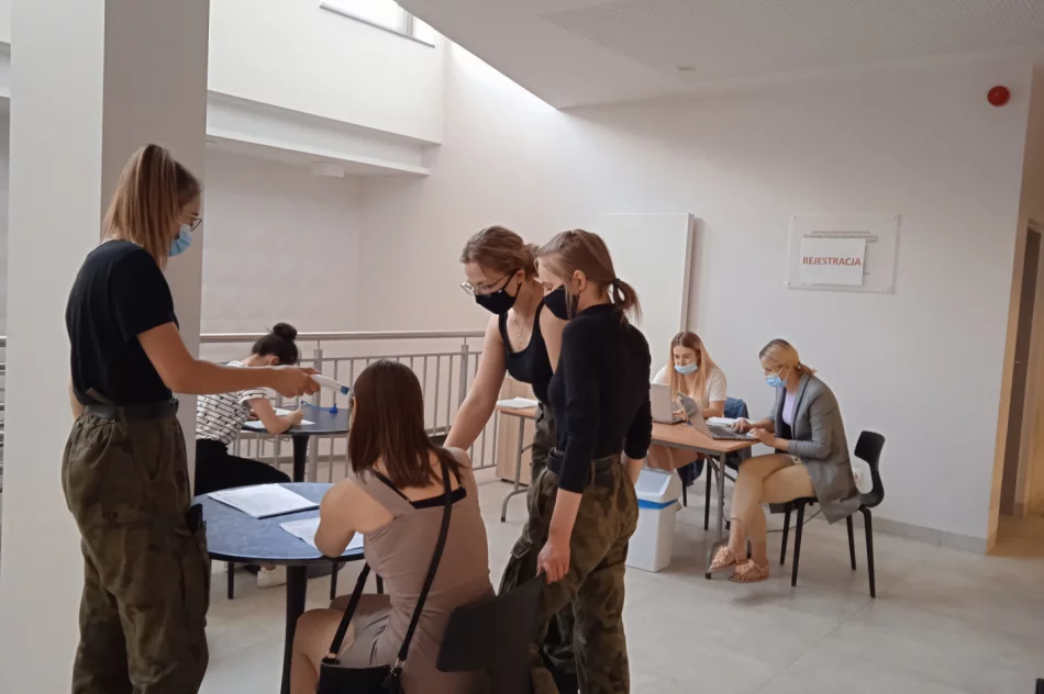 Młodzież z limanowskiego „Strzelca” pomaga w działalności Powszechnego Punktu Szczepień przeciw Covid-19 w LDK - zdjęcie 15