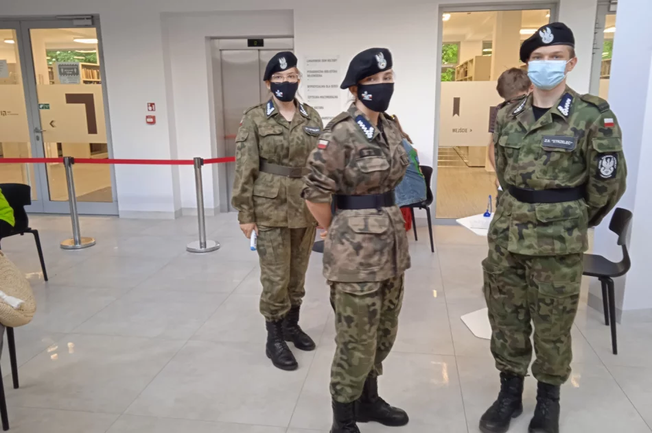 Młodzież z limanowskiego „Strzelca” pomaga w działalności Powszechnego Punktu Szczepień przeciw Covid-19 w LDK - zdjęcie 16