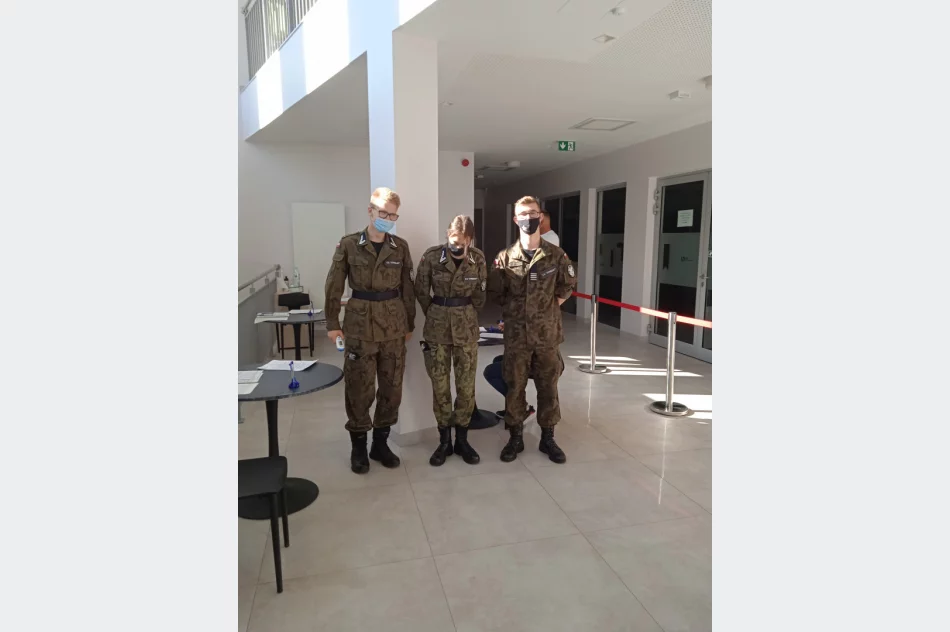 Młodzież z limanowskiego „Strzelca” pomaga w działalności Powszechnego Punktu Szczepień przeciw Covid-19 w LDK - zdjęcie 17