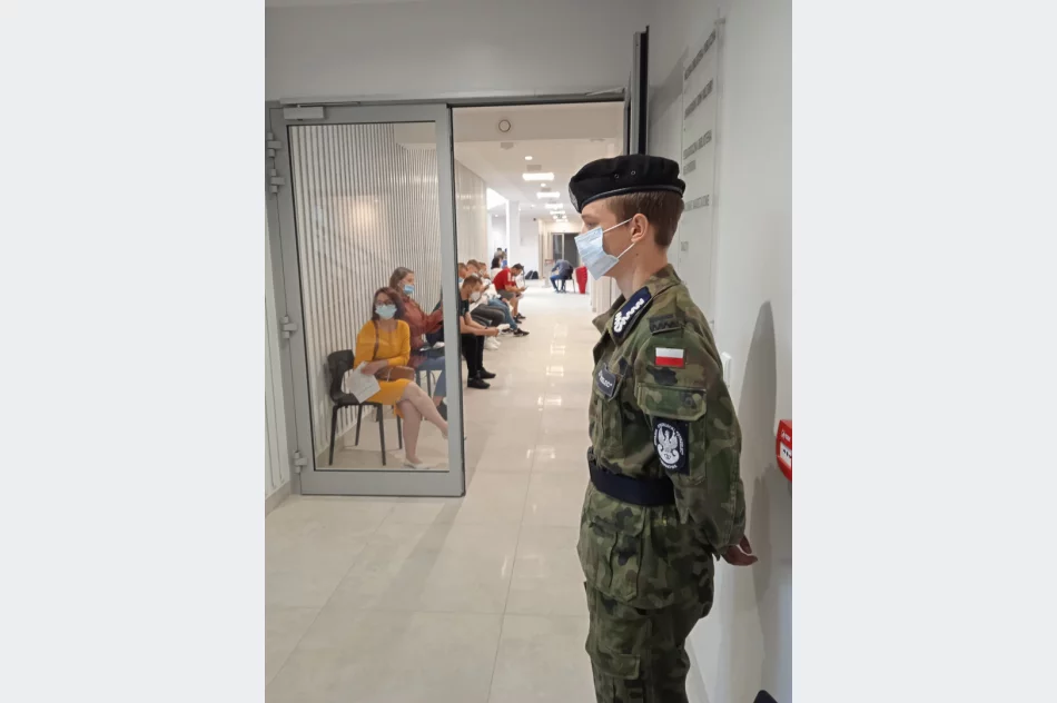 Młodzież z limanowskiego „Strzelca” pomaga w działalności Powszechnego Punktu Szczepień przeciw Covid-19 w LDK - zdjęcie 18