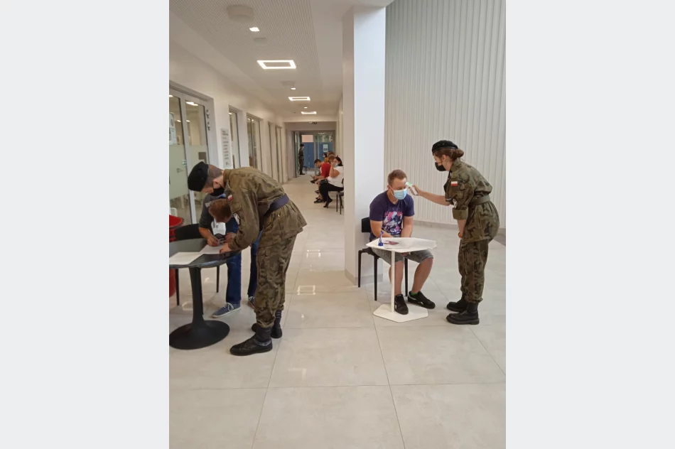 Młodzież z limanowskiego „Strzelca” pomaga w działalności Powszechnego Punktu Szczepień przeciw Covid-19 w LDK - zdjęcie 19