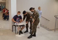 Młodzież z limanowskiego „Strzelca” pomaga w punkcie szczepień - zdjęcie główne