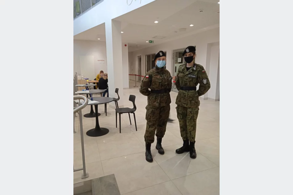 Młodzież z limanowskiego „Strzelca” pomaga w punkcie szczepień - zdjęcie 2