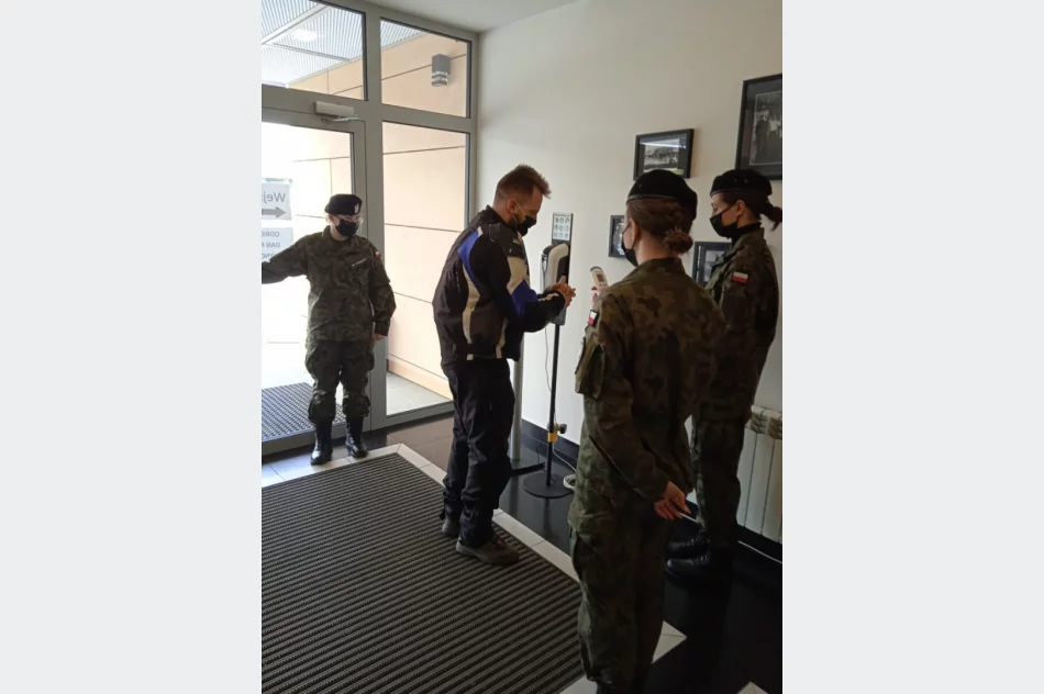 Młodzież z limanowskiego „Strzelca” pomaga w punkcie szczepień - zdjęcie 3