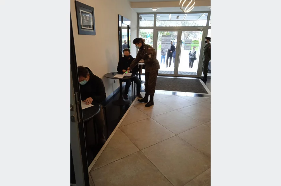 Młodzież z limanowskiego „Strzelca” pomaga w punkcie szczepień - zdjęcie 4