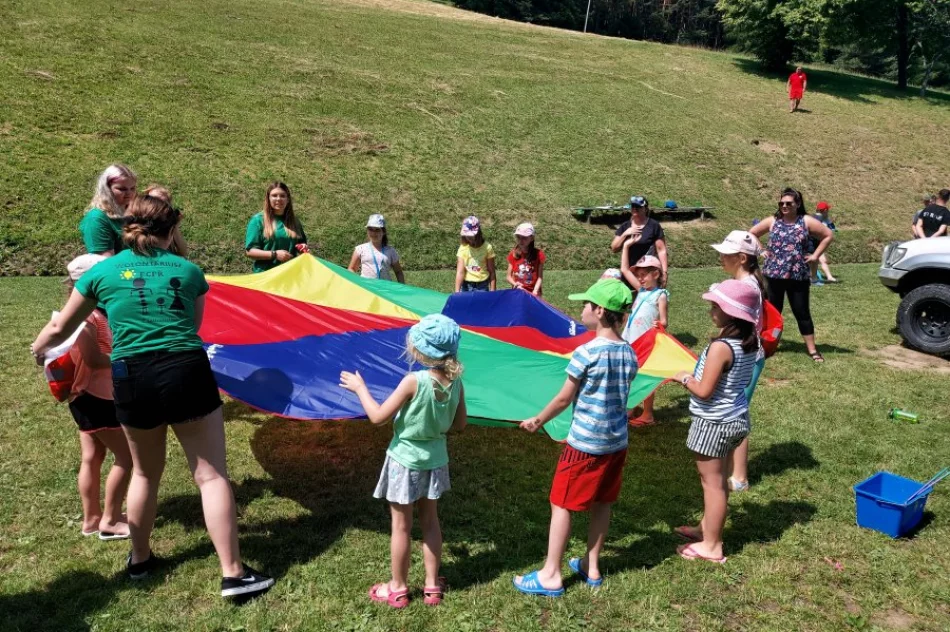 Podczas zabawy rozmawiali o bezpieczeństwie z dziećmi z ośrodka adopcyjnego - zdjęcie 7