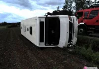 Autobus na boku, kierowca pijany - zdjęcie główne