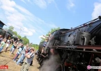 Przejazd pociągu retro i tłumy - zdjęcie główne