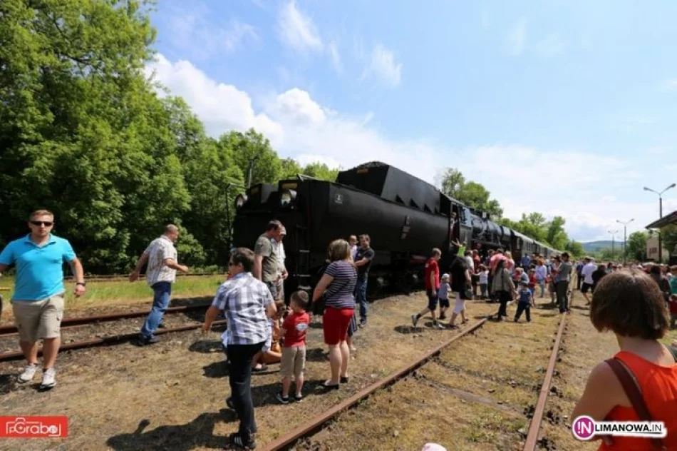 Przejazd pociągu retro i tłumy - zdjęcie 3