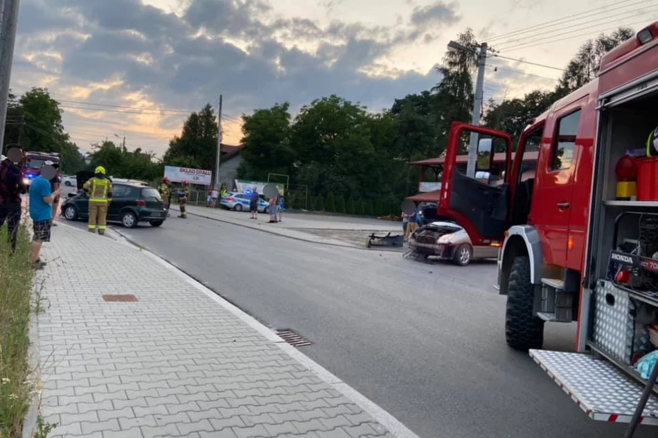 Zderzenie trzech pojazdów, ucierpiała 20-latka - zdjęcie 2