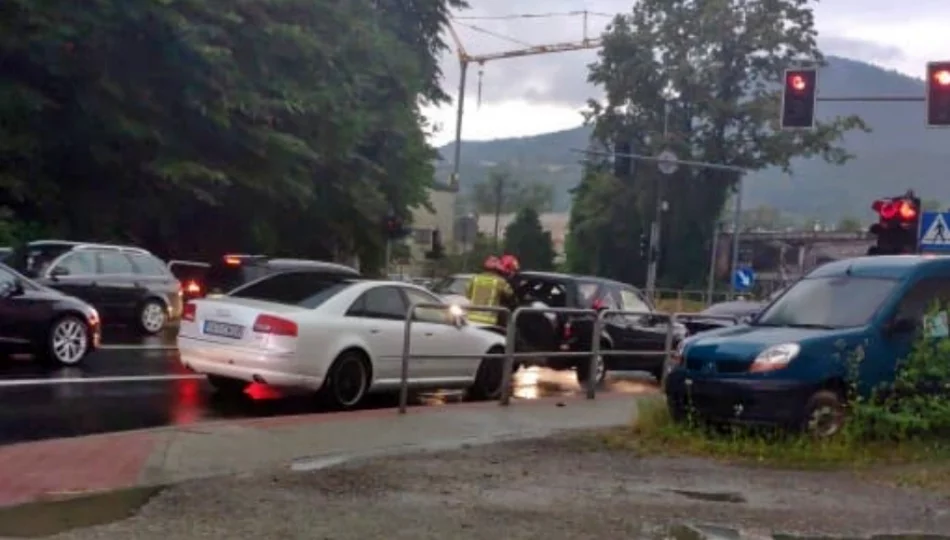 Zderzyły się trzy samochody, okoliczności zdarzenia wyjaśnia policja - zdjęcie 1