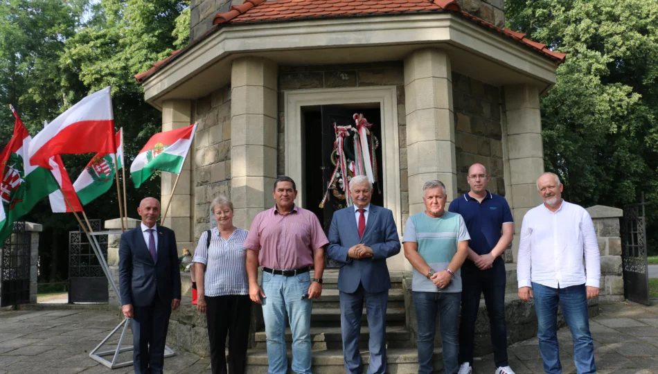 Delegacja z Węgier odwiedziła cmentarz wojenny na Jabłońcu - zdjęcie 1