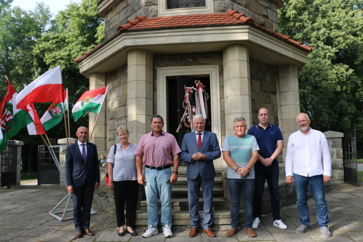 Delegacja z Węgier odwiedziła cmentarz wojenny na Jabłońcu