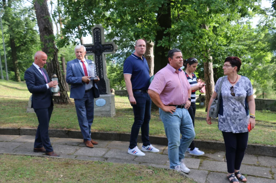 Delegacja z Węgier odwiedziła cmentarz wojenny na Jabłońcu - zdjęcie 4