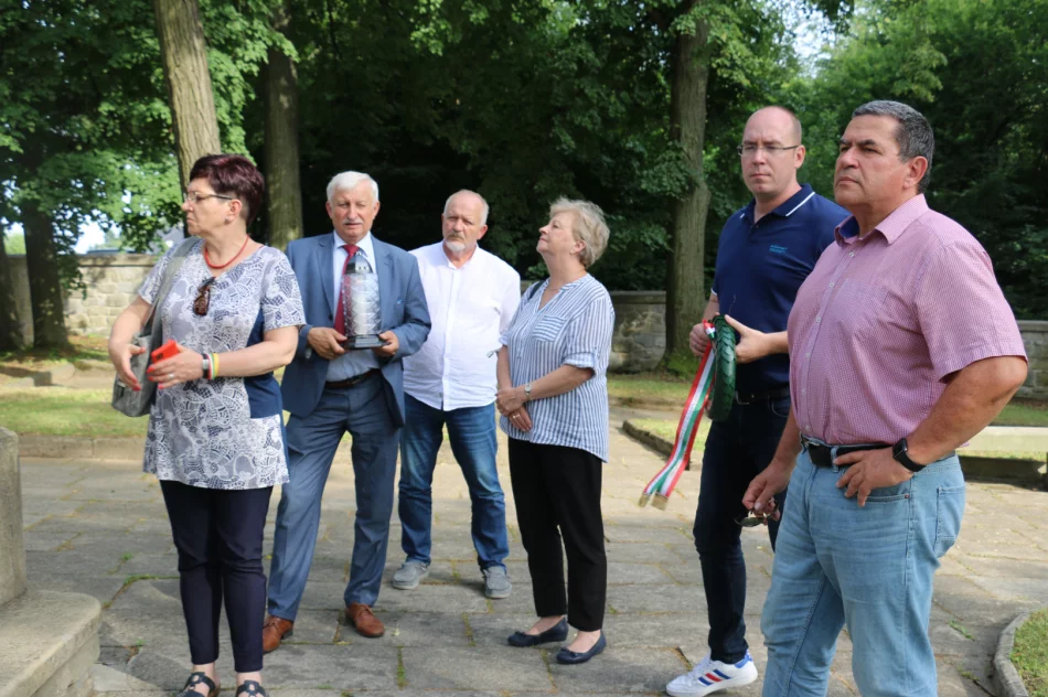 Delegacja z Węgier odwiedziła cmentarz wojenny na Jabłońcu - zdjęcie 6