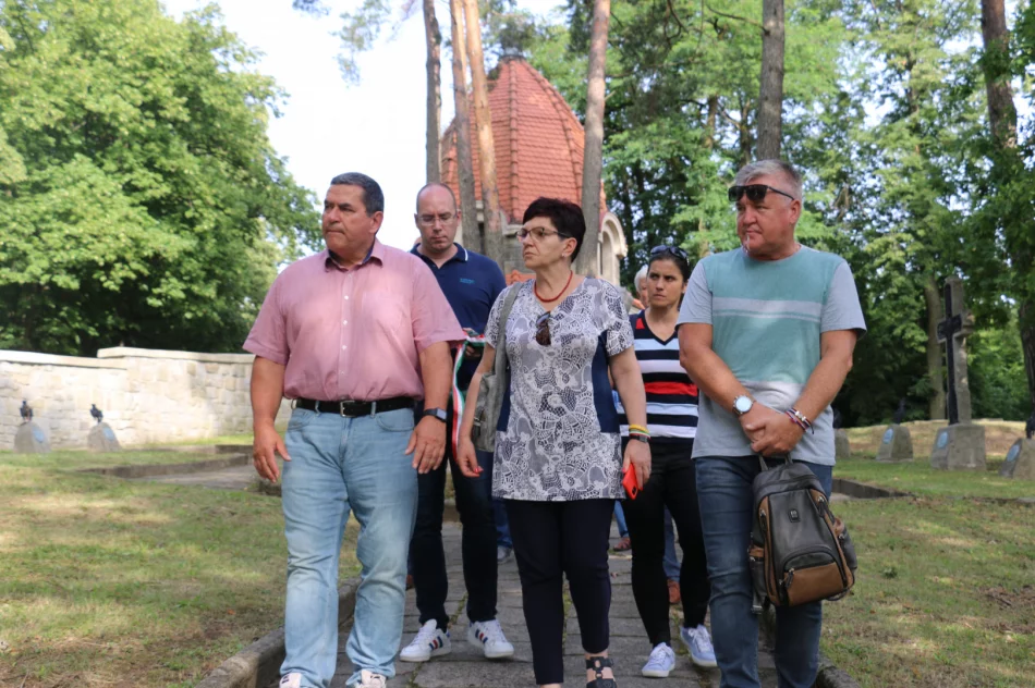 Delegacja z Węgier odwiedziła cmentarz wojenny na Jabłońcu - zdjęcie 8