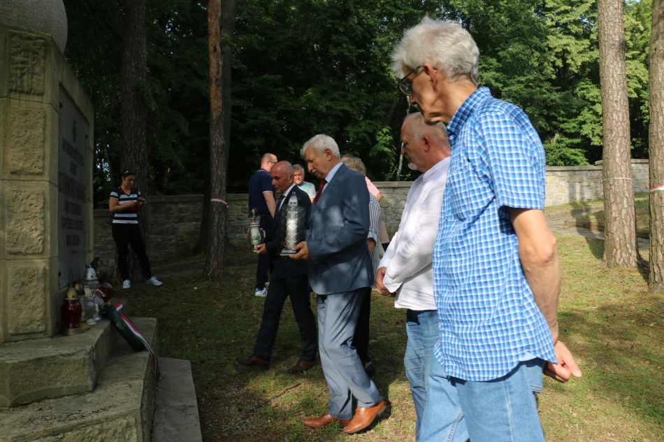 Delegacja z Węgier odwiedziła cmentarz wojenny na Jabłońcu - zdjęcie 12