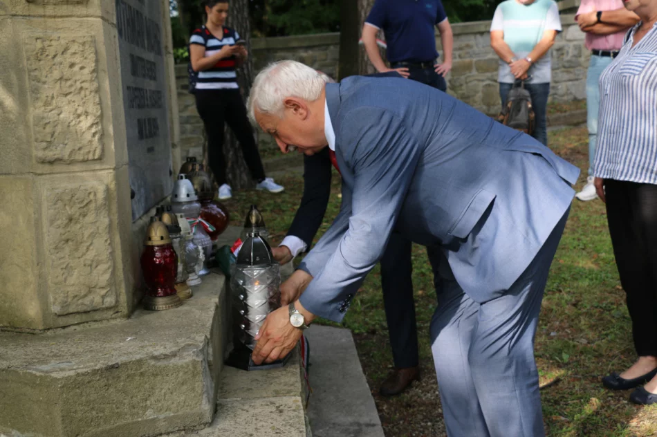 Delegacja z Węgier odwiedziła cmentarz wojenny na Jabłońcu - zdjęcie 13