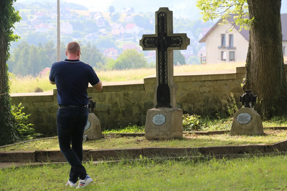 Delegacja z Węgier odwiedziła cmentarz wojenny na Jabłońcu - zdjęcie 17