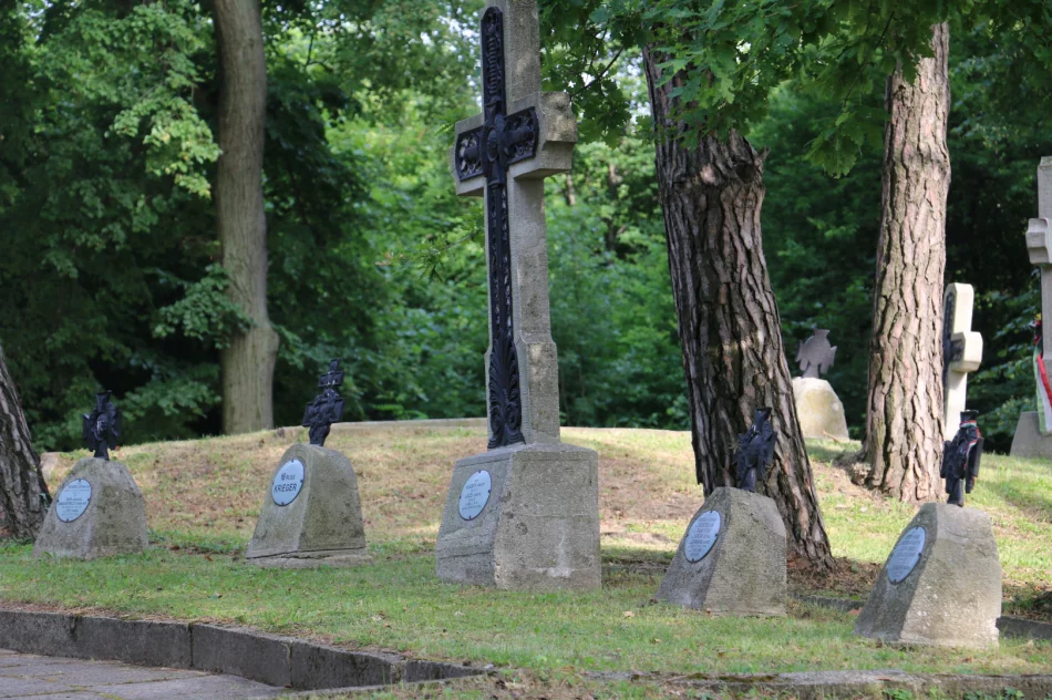 Delegacja z Węgier odwiedziła cmentarz wojenny na Jabłońcu - zdjęcie 18