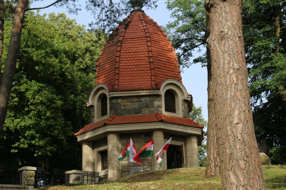 Delegacja z Węgier odwiedziła cmentarz wojenny na Jabłońcu - zdjęcie 20