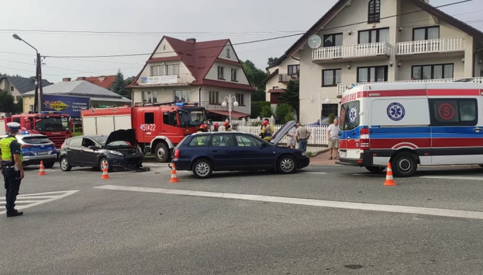 Zderzenie dwóch samochodów, utrudnienia na drodze krajowej - zdjęcie 1