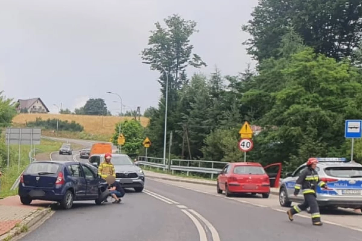 Zderzenie dwóch pojazdów na drodze wojewódzkiej