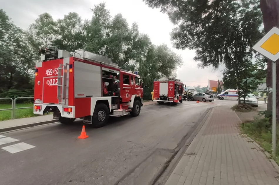 Jedna osoba trafiła do szpitala w wyniku zderzenia pojazdów - zdjęcie 3