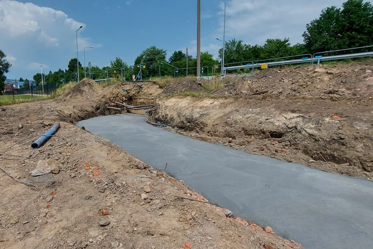 Postępują prace drogowe na terenie dawnej rafinerii